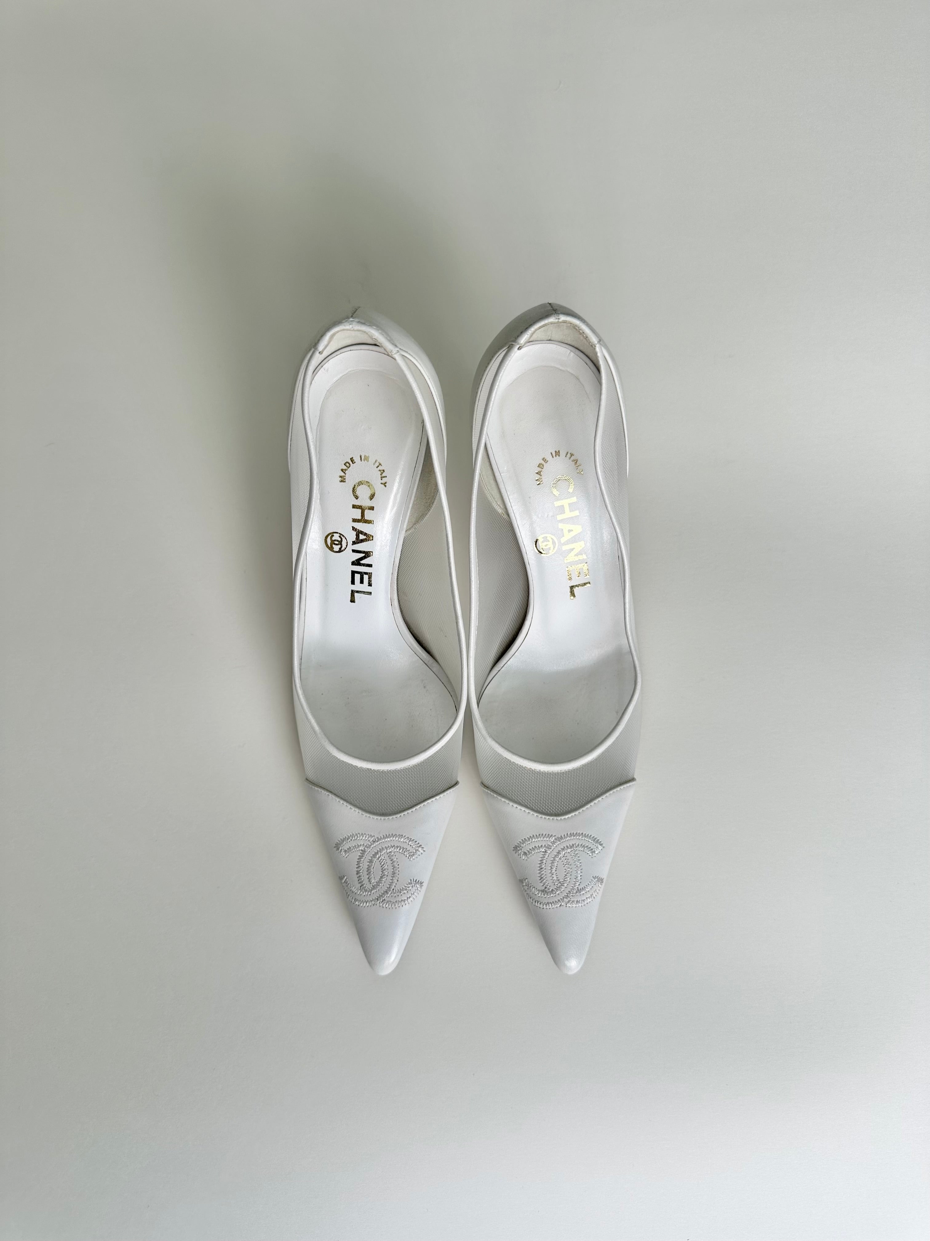 CHANEL ホワイト ポインテッドトゥパンプス 36 Chanel White Mesh Logo Pumps 36.5 – Élléments